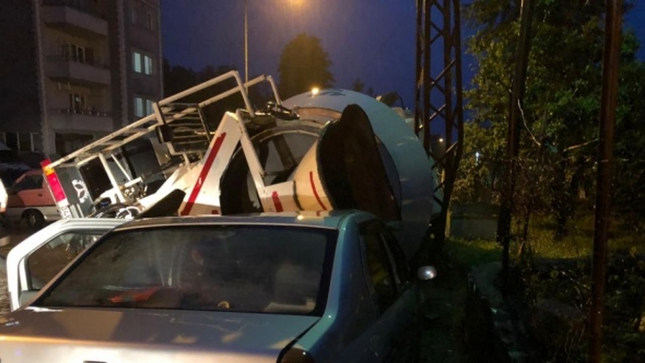 Rize'de çöken yoldaki beton mikseri otomobilin üzerine devrildi