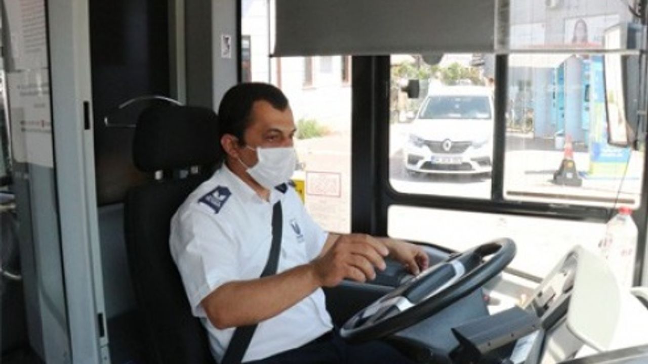 Sakarya'da ulaşım görevlisi, otobüsün yönünü çevirerek öğrencileri YKS'ye yetiştirdi
