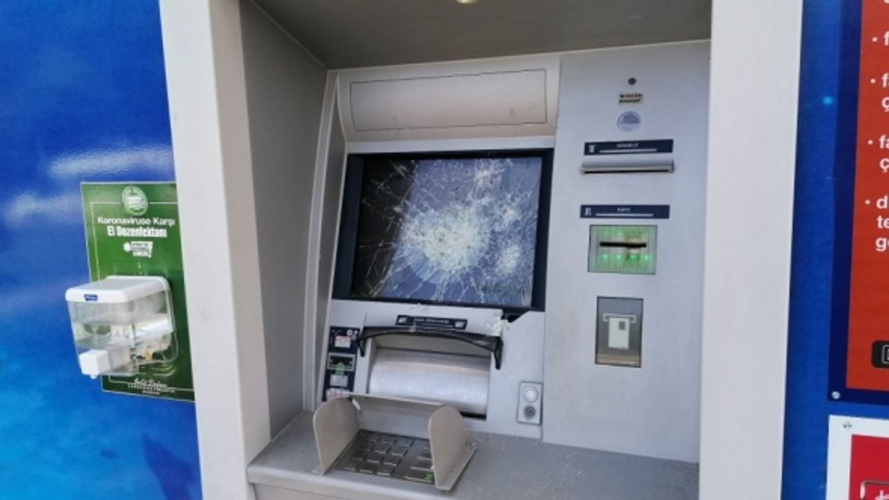 Samsun'da banka şubesinin camı ile ATM'lere zarar veren kişi yakalandı