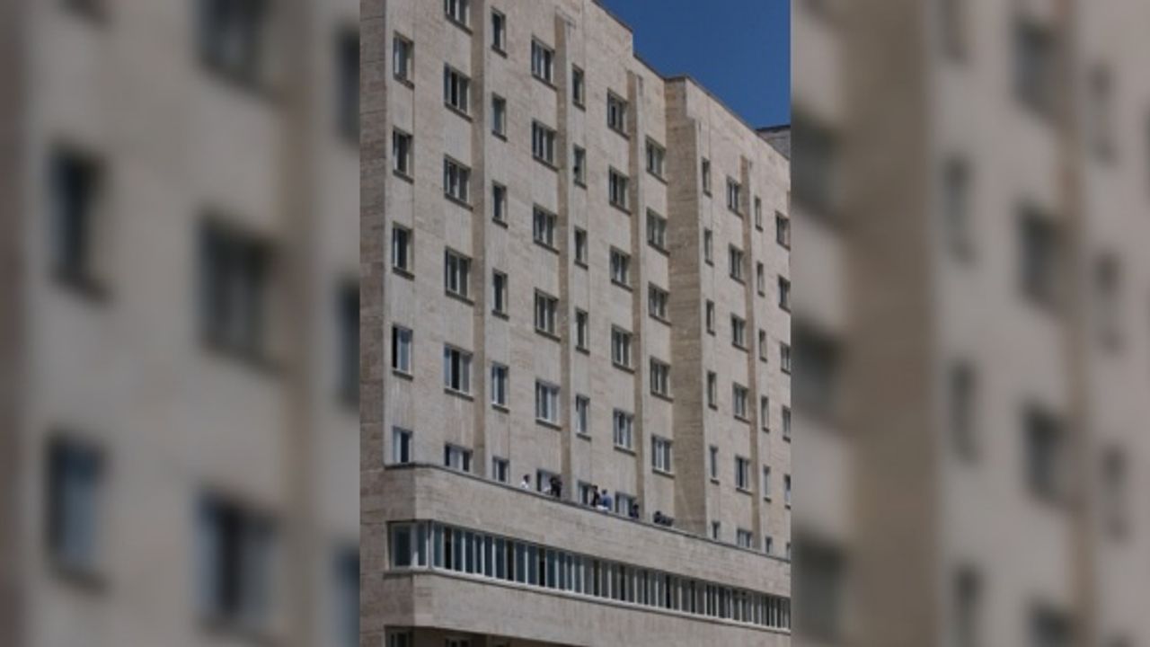 Samsun'da tedavi gördüğü hastanenin sekizinci katından düşen araştırma görevlisi yaşamını yitirdi