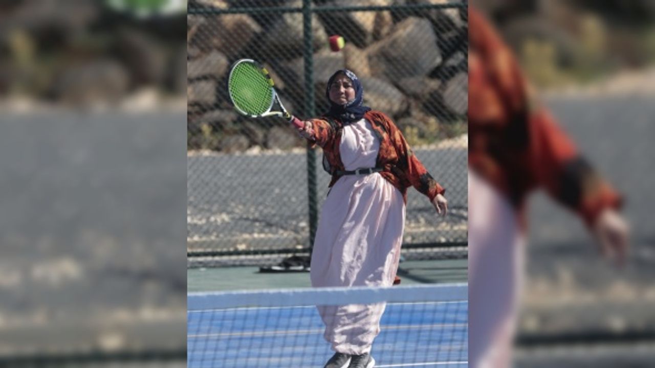 Şanlıurfalı üç çocuk annesi Fatma Karakeçi, kızı için yöresel kıyafetleriyle tenis kortuna çıktı
