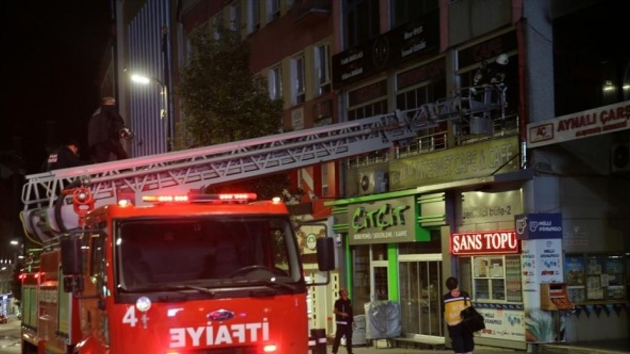 Sivas'ta alışveriş merkezinde çıkan yangın bir iş yerinde hasara yol açtı