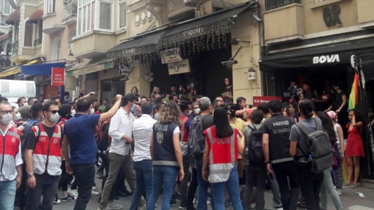 Taksim'de izinsiz yürüyüş yapmak isteyen gruba müdahale edildi