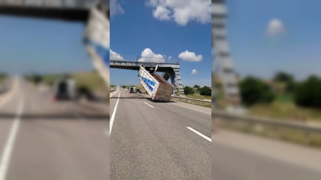 Tekirdağ'da TIR'ın seyir halindeyken açılan dorsesi üst geçide çarparak asılı kaldı