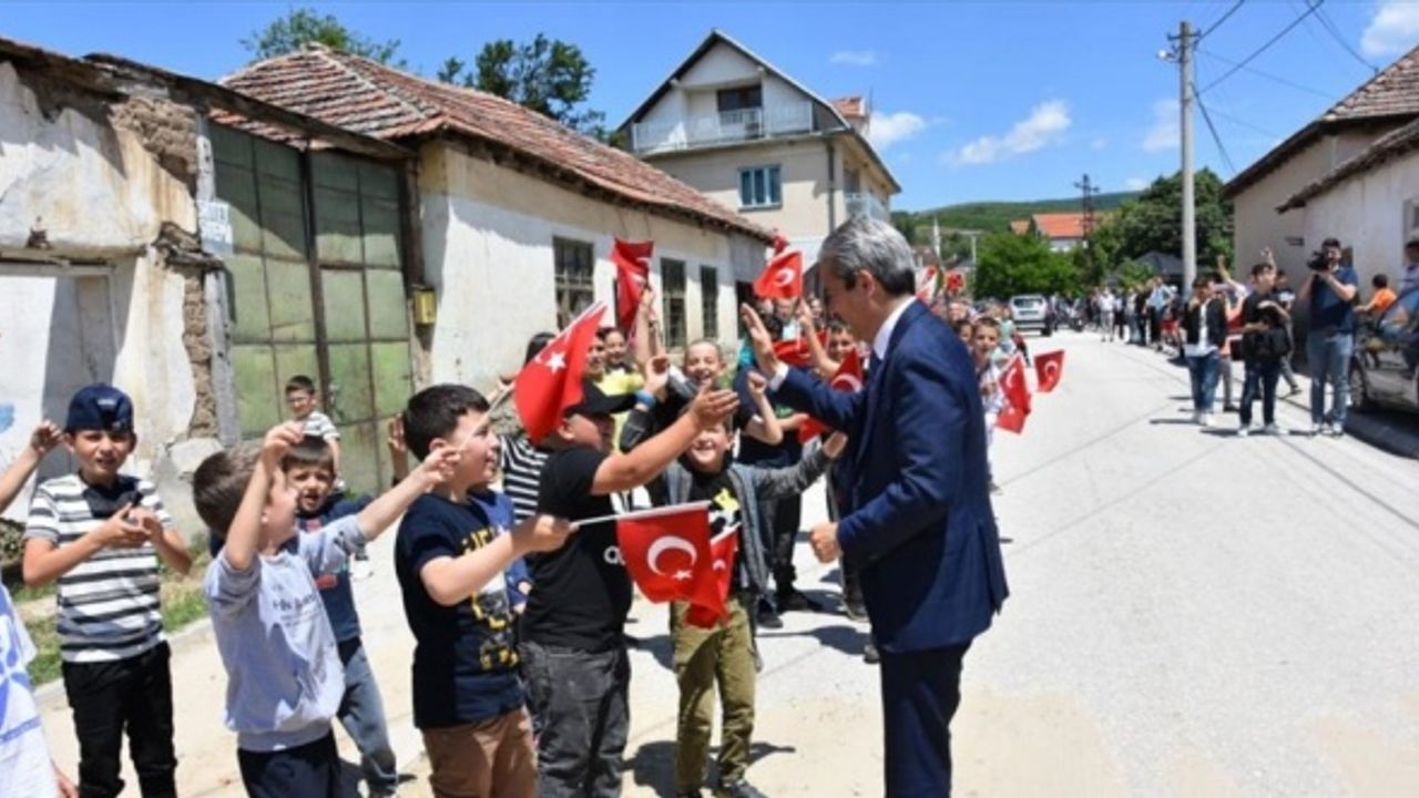 TİKA'dan Sırbistan'da Türk ailelerin de yaşadığı köye çöp kamyonu ve sera yardımı