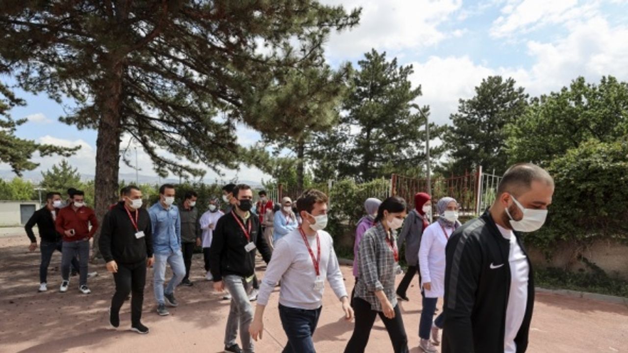 Türk Kızılay, 135 bin gönüllüsüyle ihtiyaç sahiplerinin yardımına koşuyor