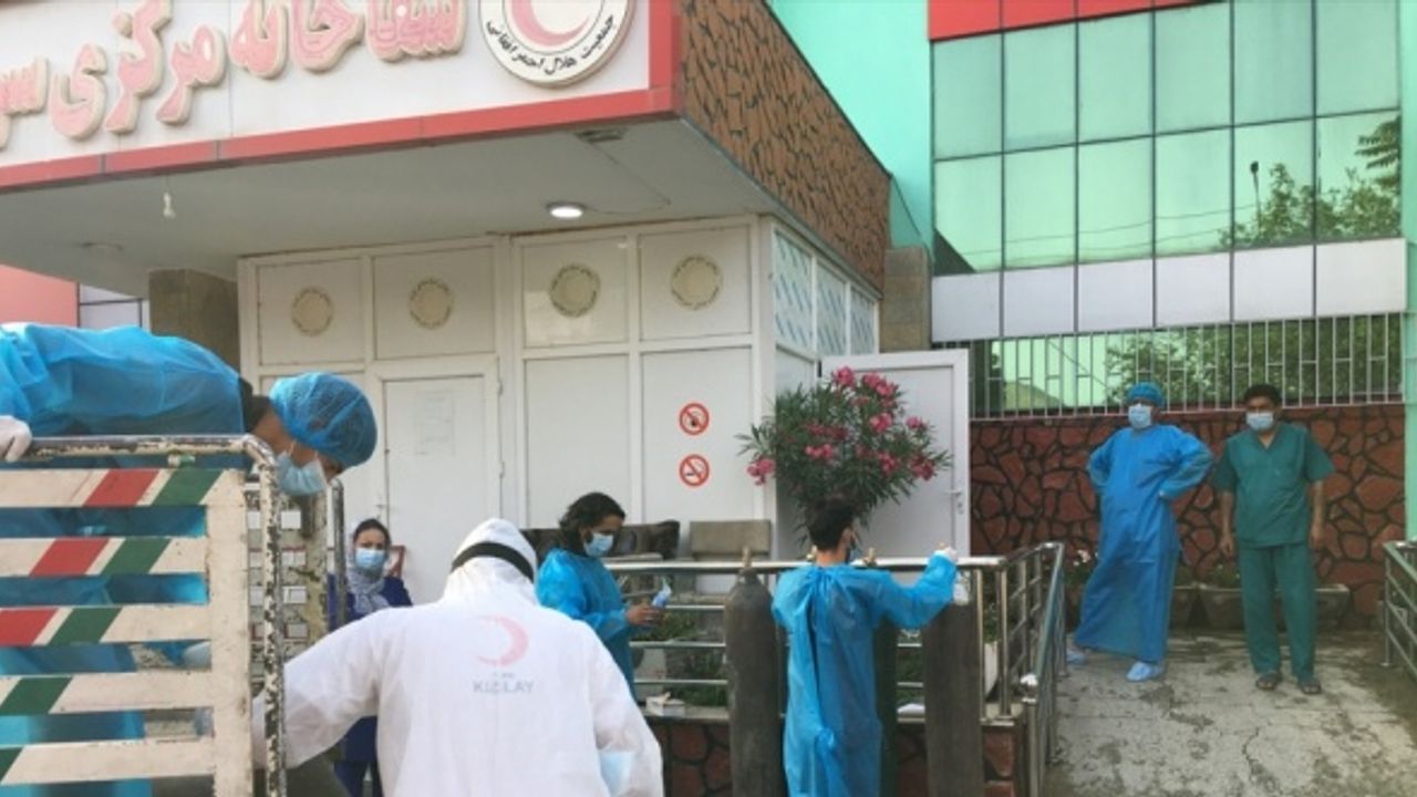 Türk Kızılay'dan Afganistan'da Kovid-19 hastalarına oksijen tüpü desteği