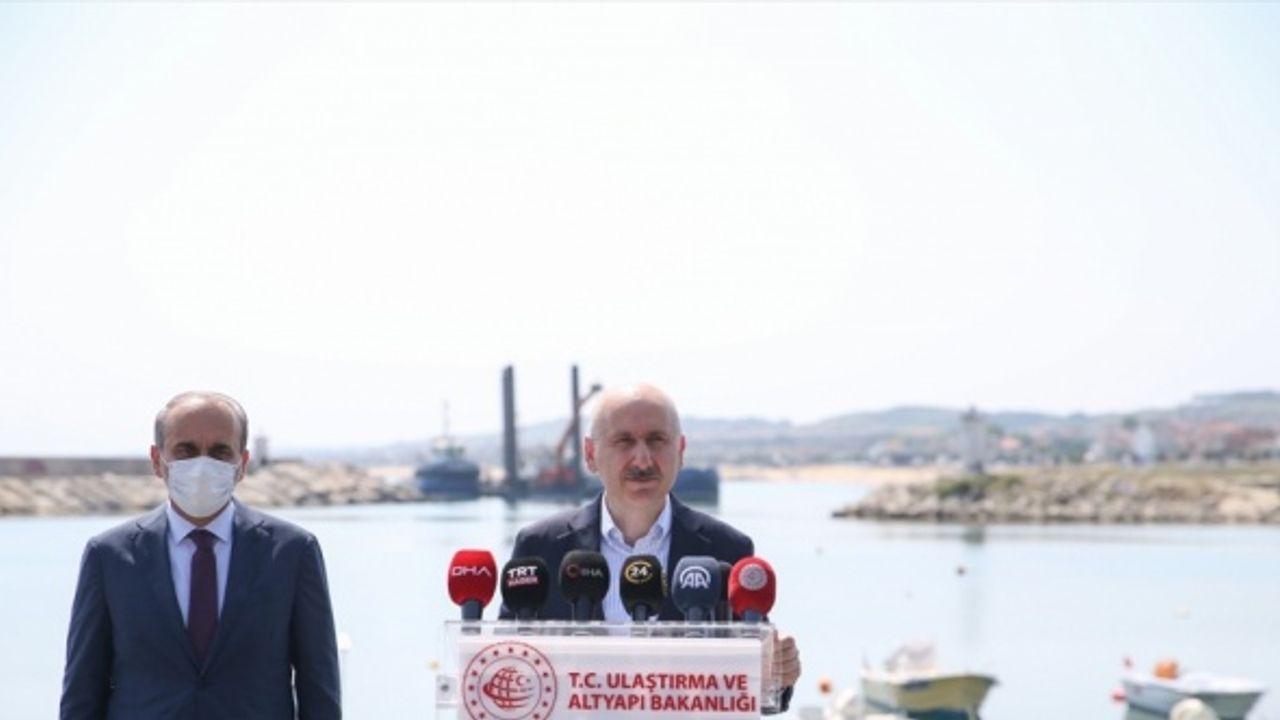 Ulaştırma ve Altyapı Bakanı Karaismailoğlu, Karaburun balıkçı barınağını ziyaret etti