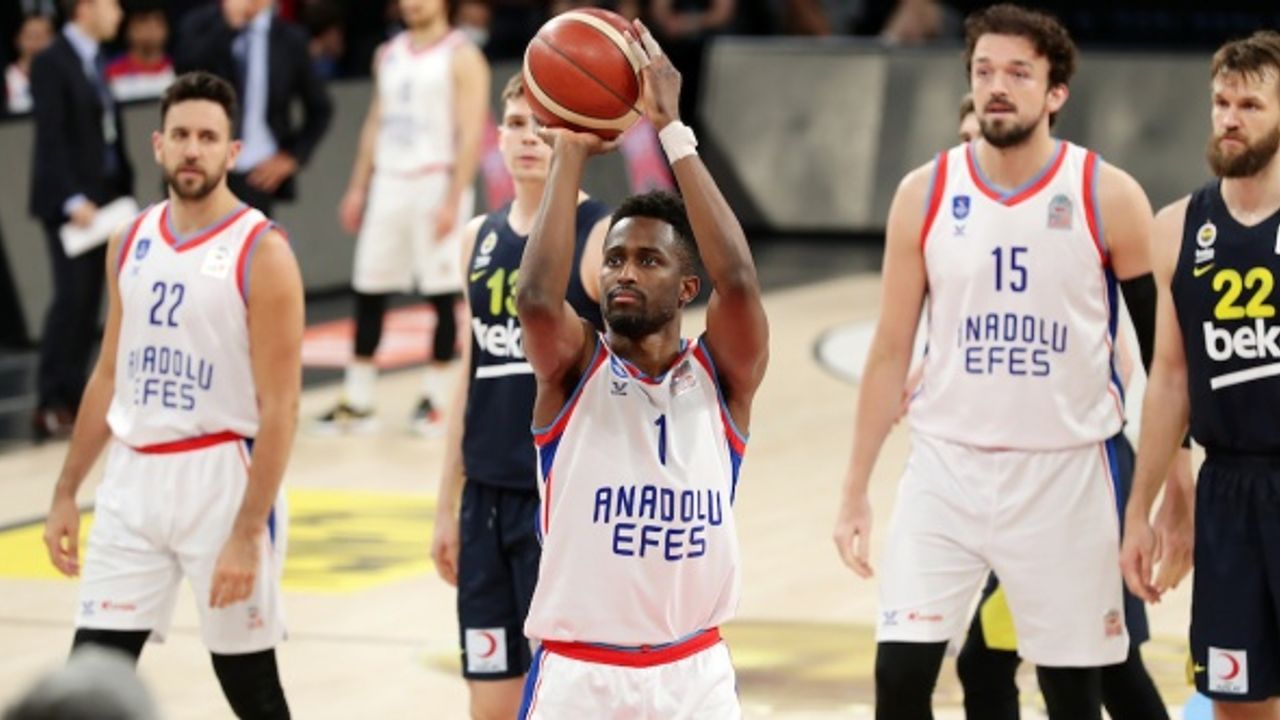 Yumrukların havada uçuştuğu maçta Anadolu Efes seride durumu 2-0 yaptı!