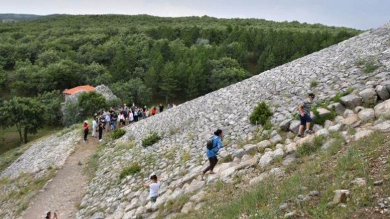 40 öğrenci, Türk Tarih Kurumu organizasyonuyla Çorum'daki kazı alanlarını gezdi