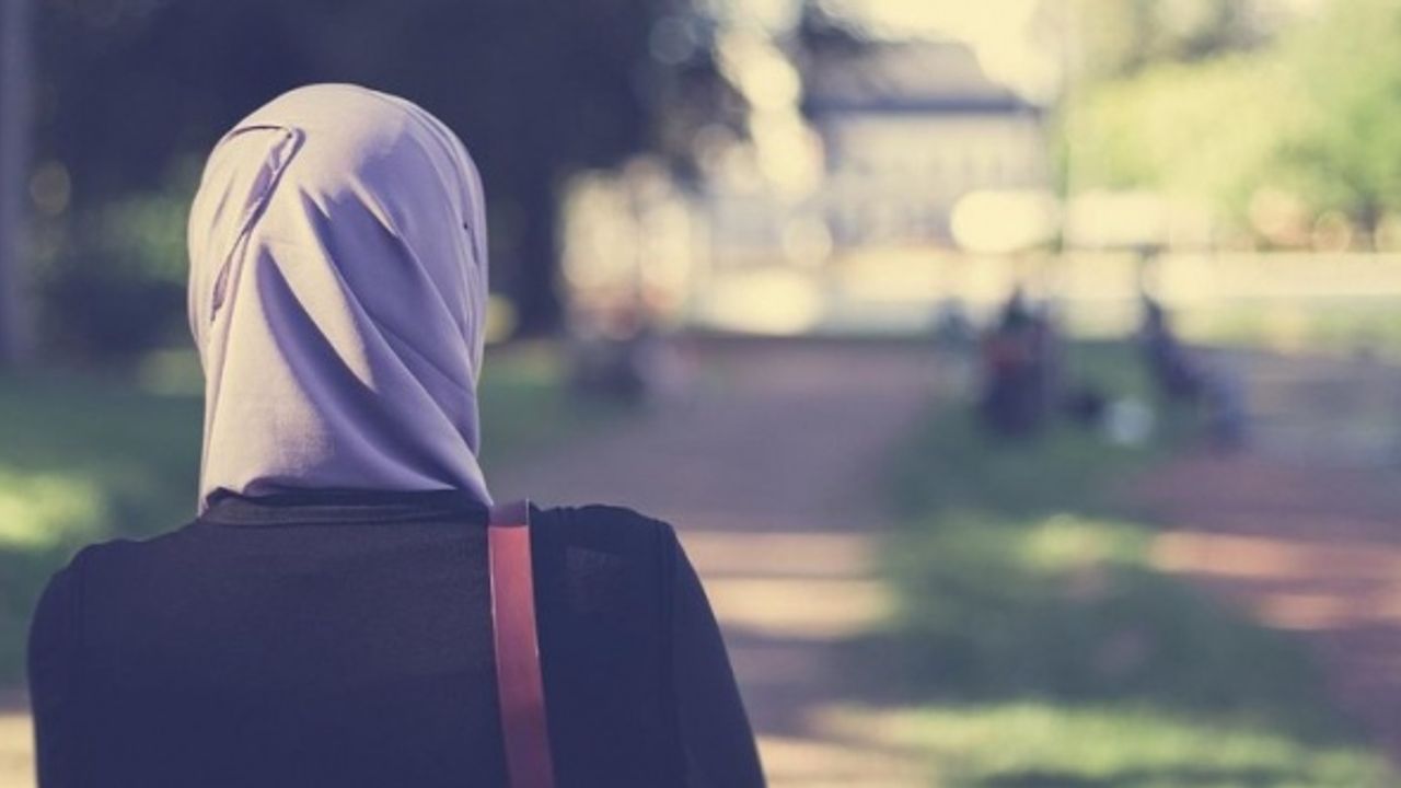Almanya'da Merve isimli genç kızın başörtüsünü yırtan ırkçı cezalandırıldı