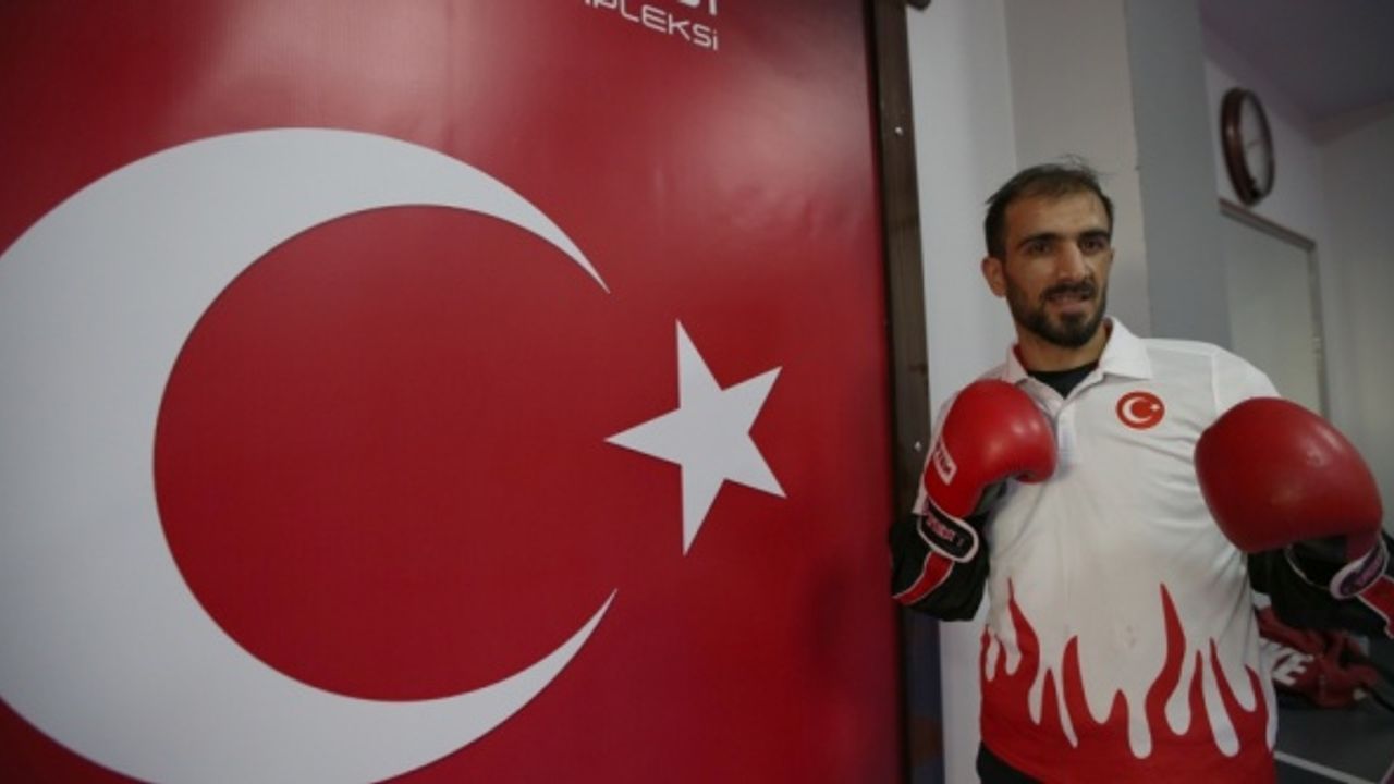 Avrupa şampiyonu milli kick boksçu Emre Şahin'in yeni hedefi dünya şampiyonluğu