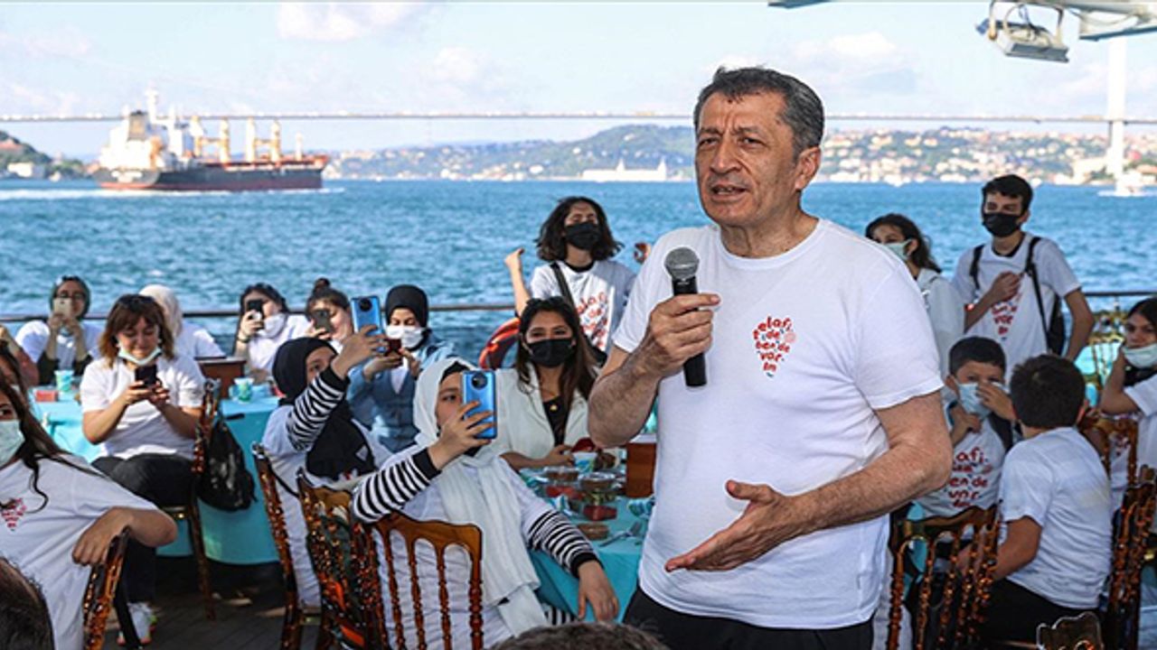 Bakan Selçuk, vapur gezisinde öğrencilerle biraraya geldi