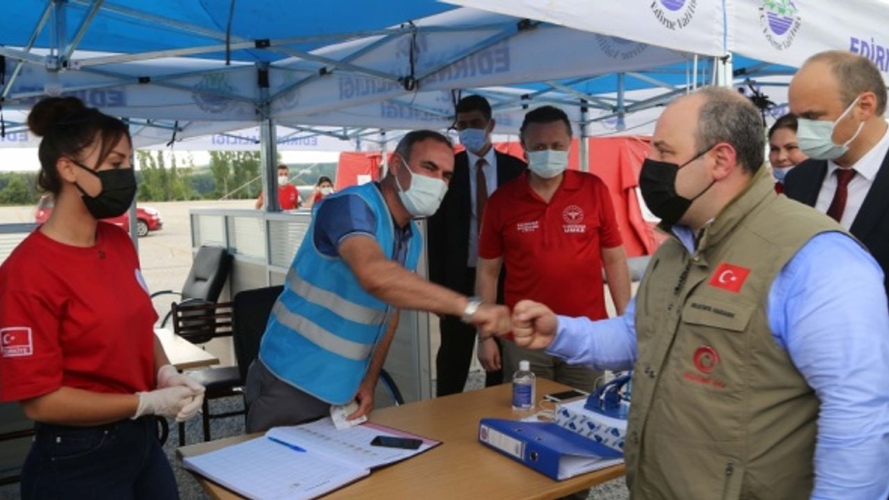 Bakan Varank, Kapıkule Sınır Kapısı'nda ana vatana gelen gurbetçileri karşıladı