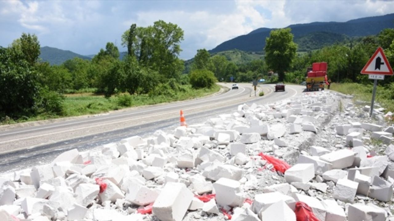 Bartın'da TIR'ın dorsesinden yola dökülen gaz beton malzemesi ulaşımı aksattı