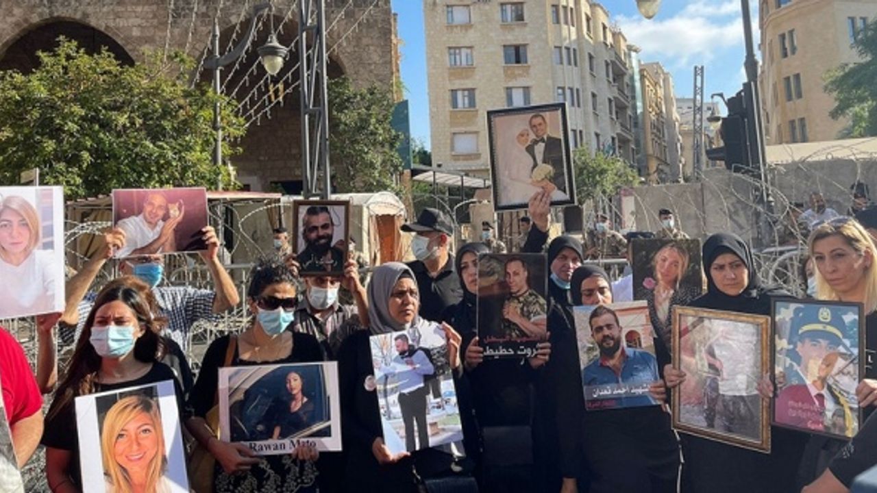Beyrut'taki patlamada ölenlerin yakınları 'sorguya karşı çıktığı' gerekçesiyle Bakanın evine yürüdü