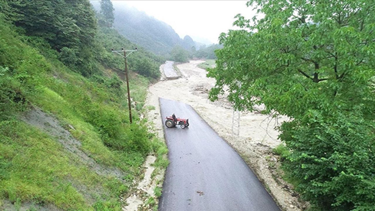 Düzce'de derenin taşması nedeniyle yol çöktü