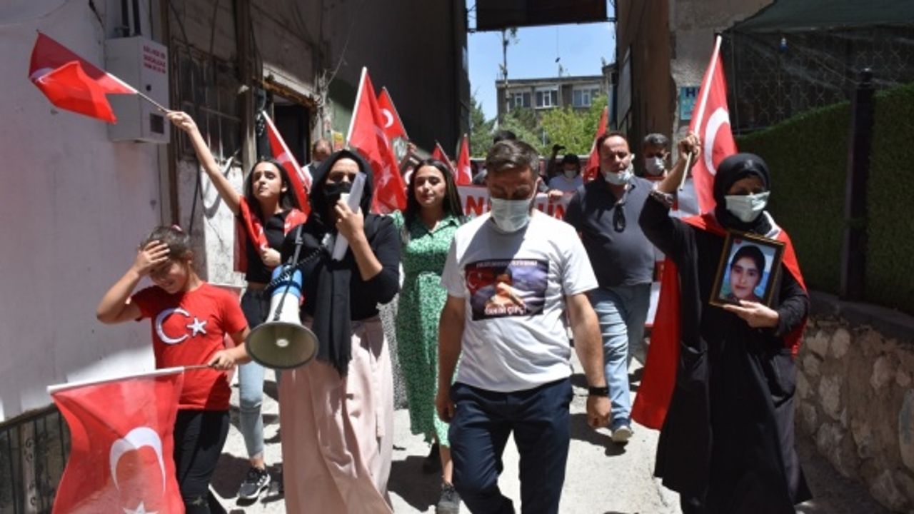 Hakkari'de terör mağduru aileler HDP İl Başkanlığı önünde eylem yaptı