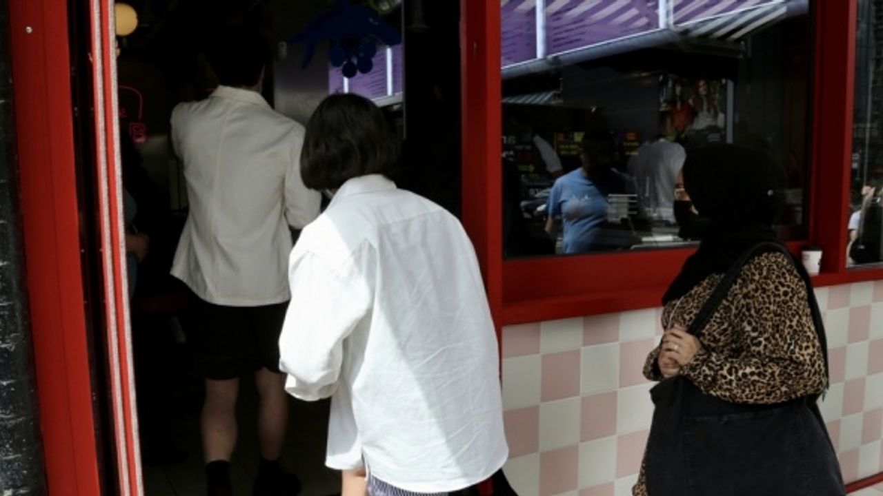 İngiltere'de eski Sağlık Bakanı Hancock'un istifasını ücretsiz 1000 kebap dağıtarak kutladılar