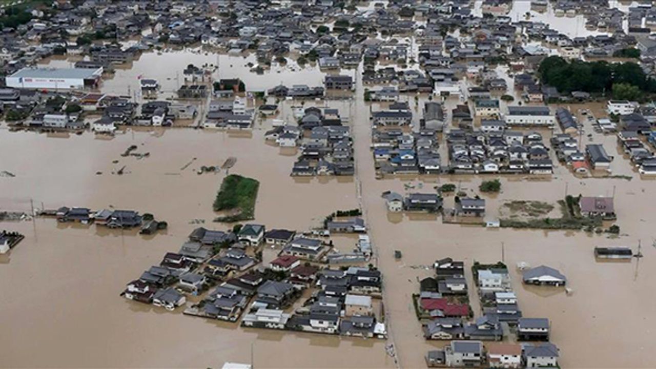 Japonya'da şiddetli yağmur uyarıları sonrası yaklaşık 330 bin kişi tahliye edilecek