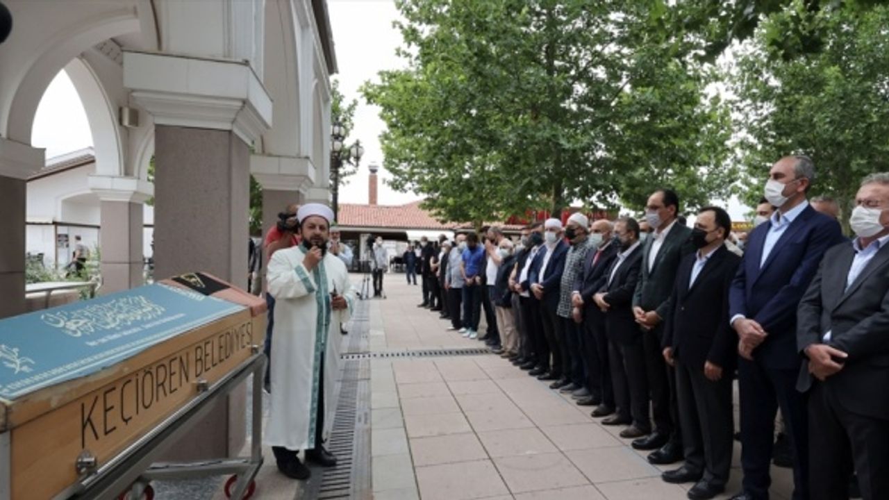 Kanal 7 Genel Yayın Yönetmeni Zahid Akman'ın annesi son yolculuğuna uğurlandı