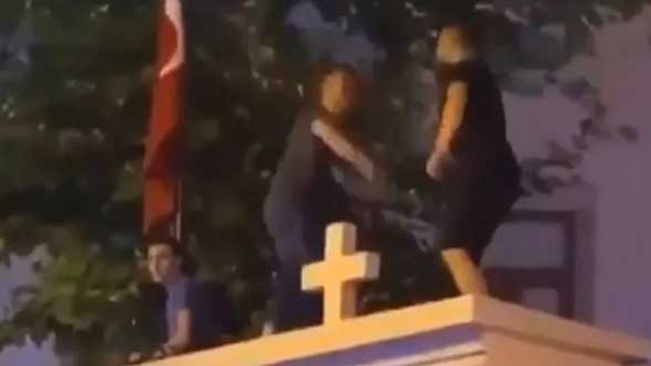 Kilise duvarına çıkıp oynayan 3 kişi gözaltına alındı
