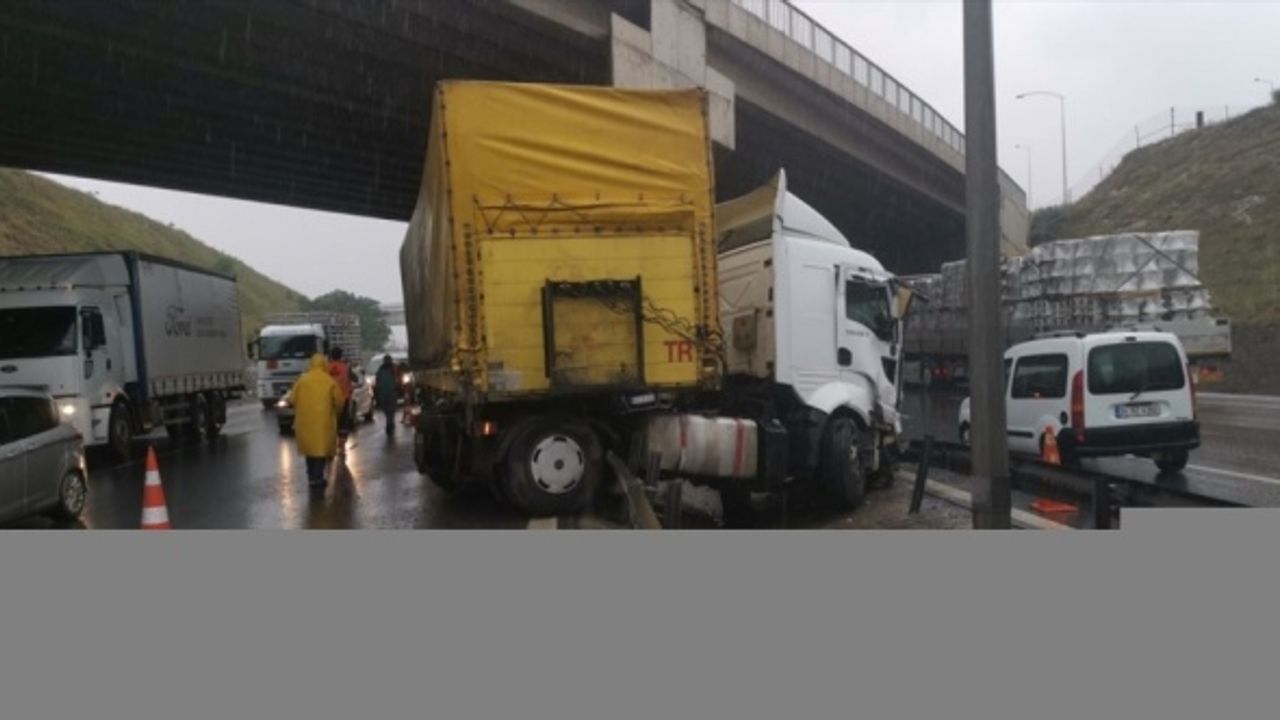 Kocaeli'de iki ayrı trafik kazasında 4 kişi yaralandı