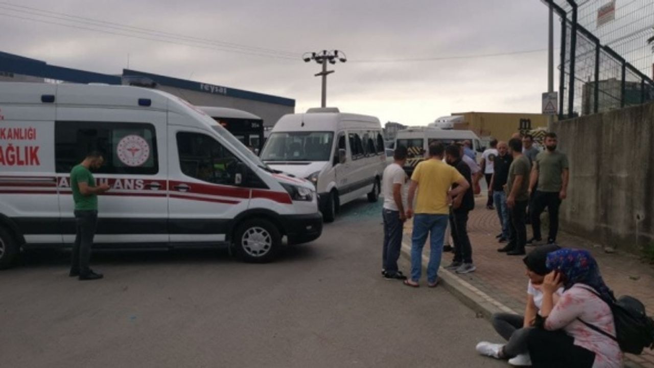 Kocaeli'de işçileri taşıyan servis minibüsüne silahlı saldırı: 4 yaralı