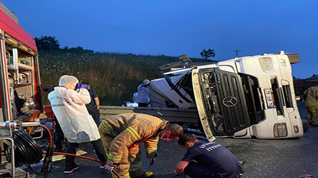 Kuzey Marmara Otoyolu’nda TIR devrildi: 2 ölü