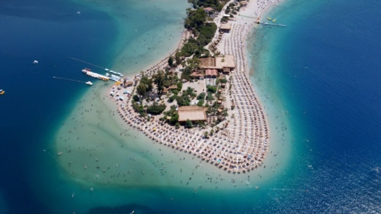 Muğla'nın turistik ilçelerindeki sahillerde sıcak hava nedeniyle yoğunluk yaşandı