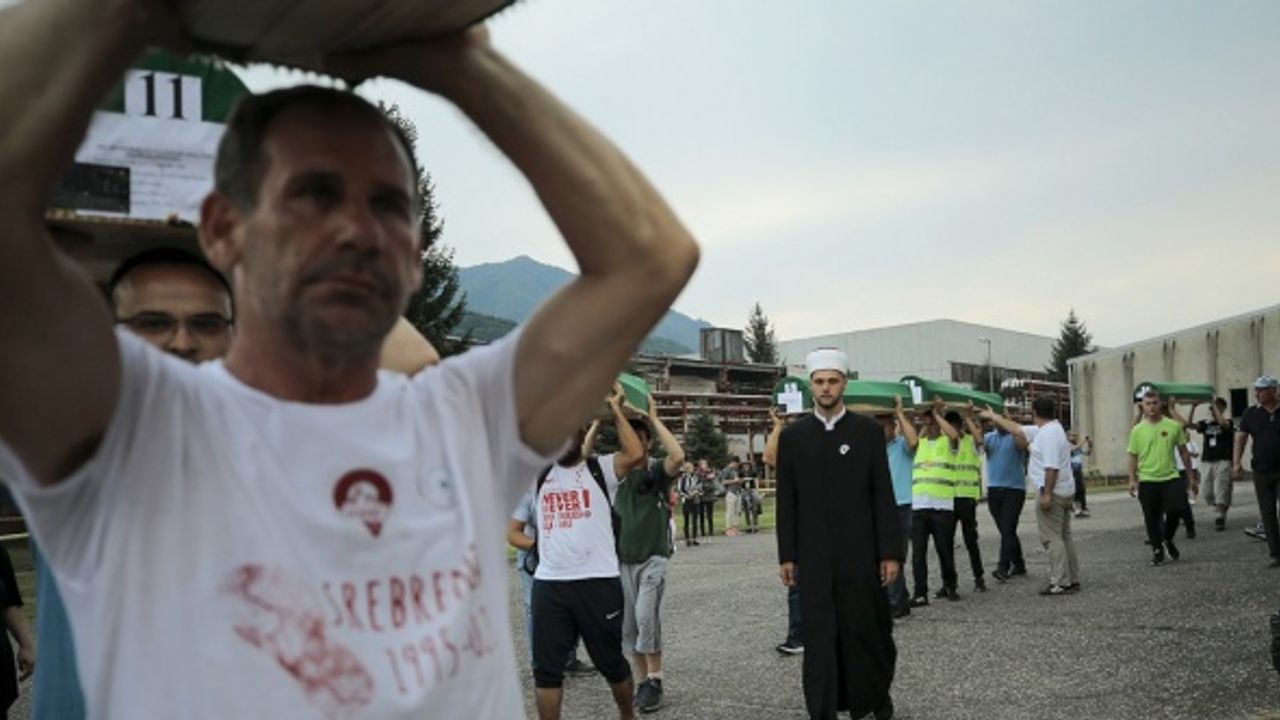 Srebrenitsa kurbanlarının tabutları Potoçari Anıt Mezarlığı'na taşındı