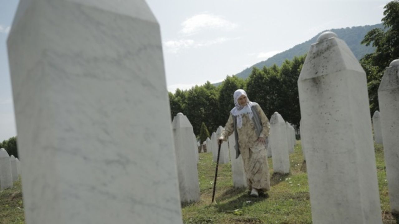 Srebrenitsalı aileler, evlatlarının mezarı başında dua ediyor