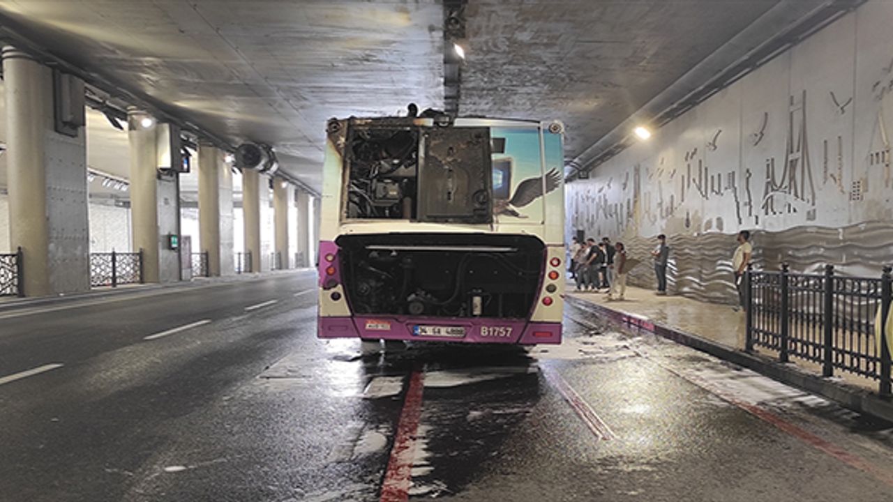 Taksim alt geçit durağındaki İETT otobüsünde çıkan yangın söndürüldü