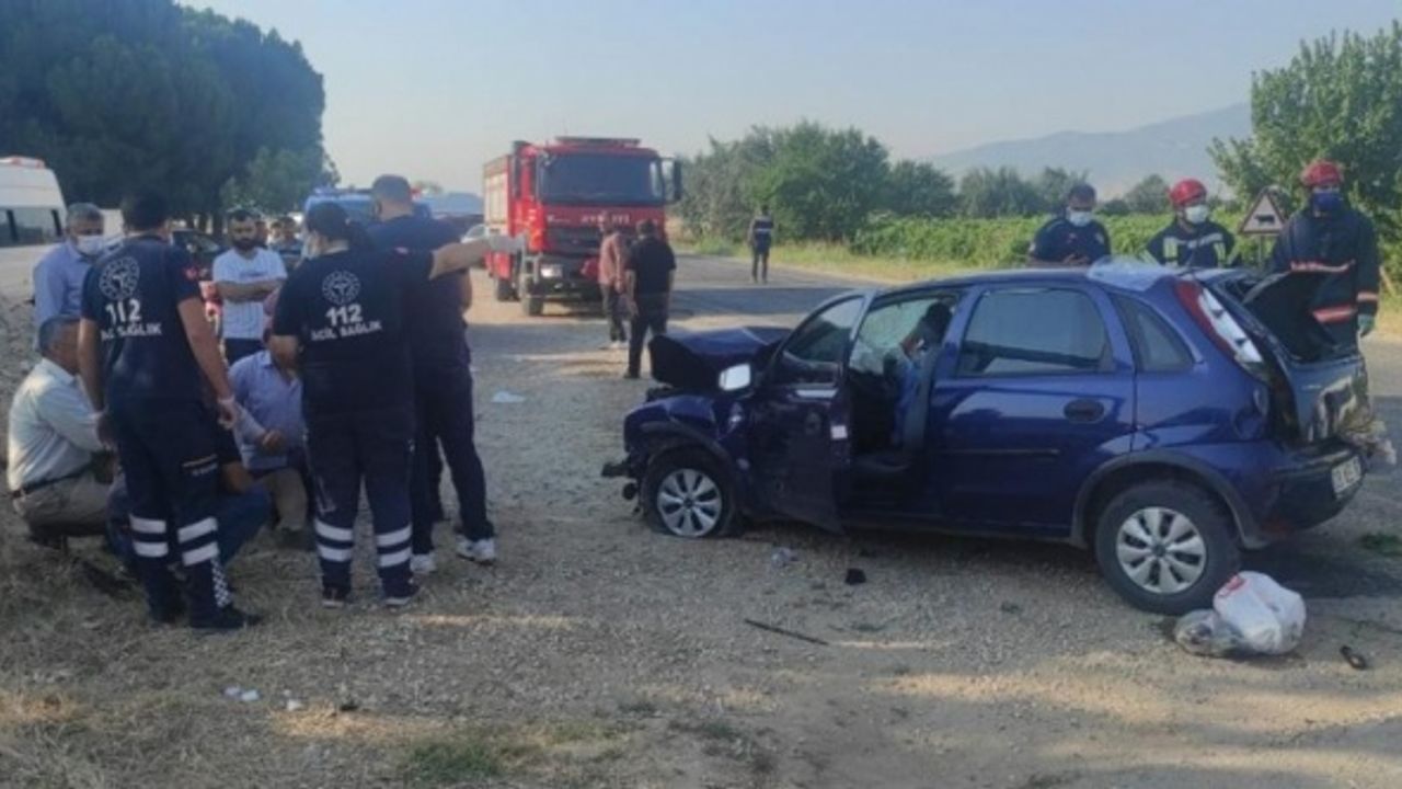 Tarım işçilerini taşıyan minibüsle otomobil çarpıştı: 2 kişi öldü, 9 kişi yaralandı
