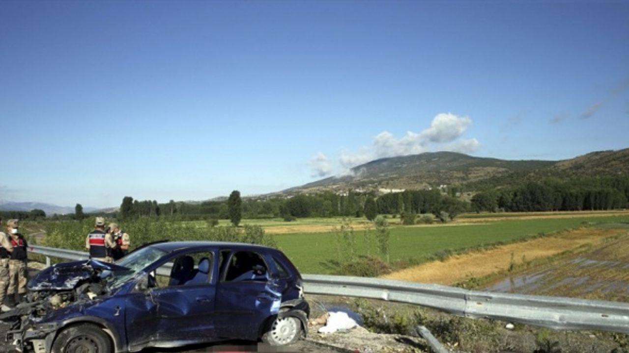 Tokat'ta bariyerlere çarpan otomobildeki hamile kadın ve bir çocuk öldü, 4 kişi yaralandı