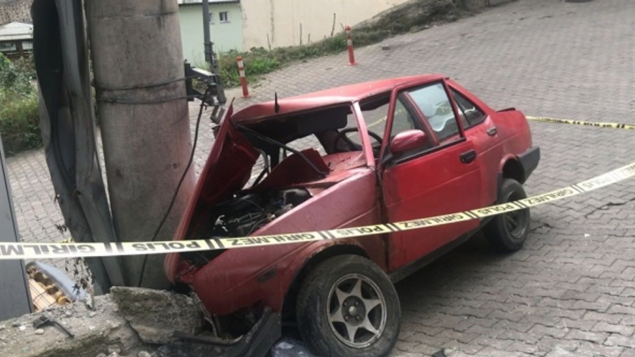 Trabzon'da elektrik direğine çarpan otomobilin sürücüsü hayatını kaybetti
