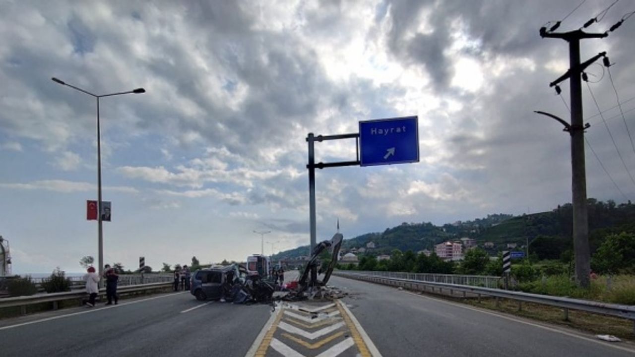 Trabzon'da hafif ticari araç yön levhası direğine çarptı: 2 ölü, 4 yaralı