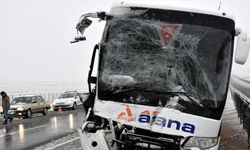 Aksaray'da yolcu otobüsü ile kamyonet çarpıştı: 5 yaralı
