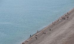 Antalya'da yabancı turistler denizin keyfini çıkardı
