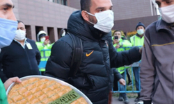 Arda Turan, taraftarların baklava ikramını reddetti!