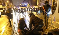 Belçika'daki gösterilerde polis merkezinin girişi ve bir araç ateşe verildi
