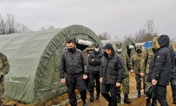 Bosnalı Bakan Cikotic, göçmenlerin kaldığı kampı ziyaret etti