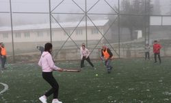 Denizli'de kız öğrencilerden oluşan hokey takımı başarılarıyla dikkati çekiyor