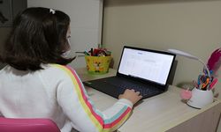 Uzaktan eğtiim aldılar, karnelerine uzaktan ulaştılar