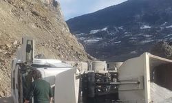 Gümüşhane'de kum yüklü TIR devrildi: 1 yaralı