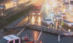 Hasdal'da yön tabelası devrildi, araçlar kaza yaptı