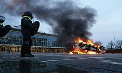 Hollanda'da Kovid-19 önlemlerine karşı gösterilere polis müdahale etti