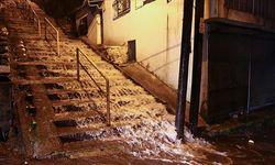 İzmir'de sağanak sel ve su baskınlarına neden oldu