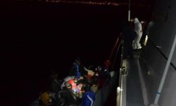 İzmir'de lastik botla sürüklenen 21 sığınmacı kurtarıldı
