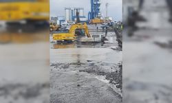 İzmir'de taşkın sularına kapılan araçtaki 3 kişiyi itfaiye kurtardı